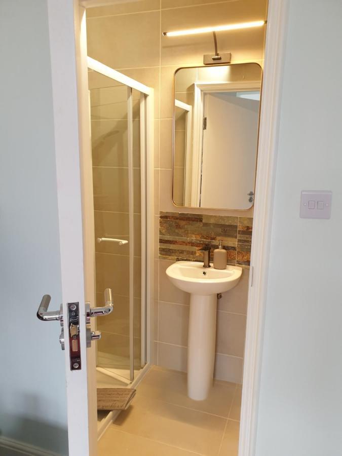 Beautiful Double En-Suite Room, Separate Entrance, Ilford, Central Line Gants Hill, Free Parking Exteriör bild