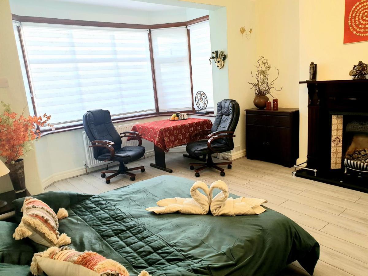Beautiful Double En-Suite Room, Separate Entrance, Ilford, Central Line Gants Hill, Free Parking Exteriör bild